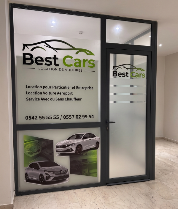 Vitrine de l'agence Best Cars à l'Hôtel Best Night 2, Dar El Beïda